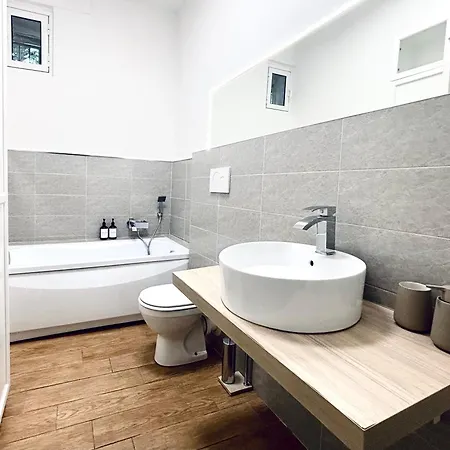 Apartment Borgoluce Spacious Apt - Free Parking - Near Airport & Center *