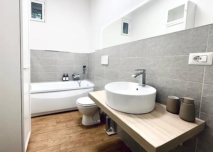 Apartment Borgoluce -free Parking- Near Center & Airport *